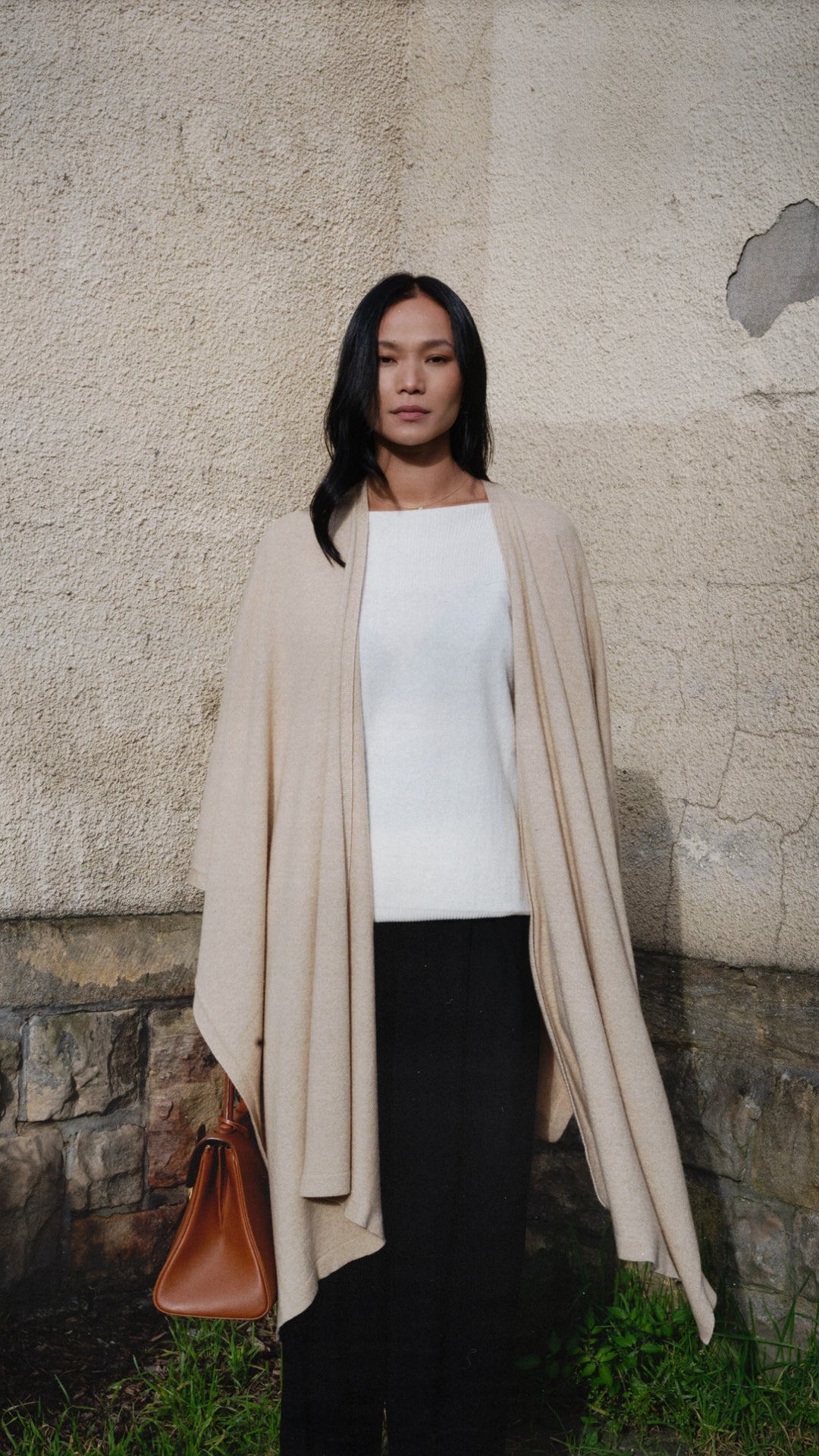 Dames Cape Chloe in cashmere mix sand