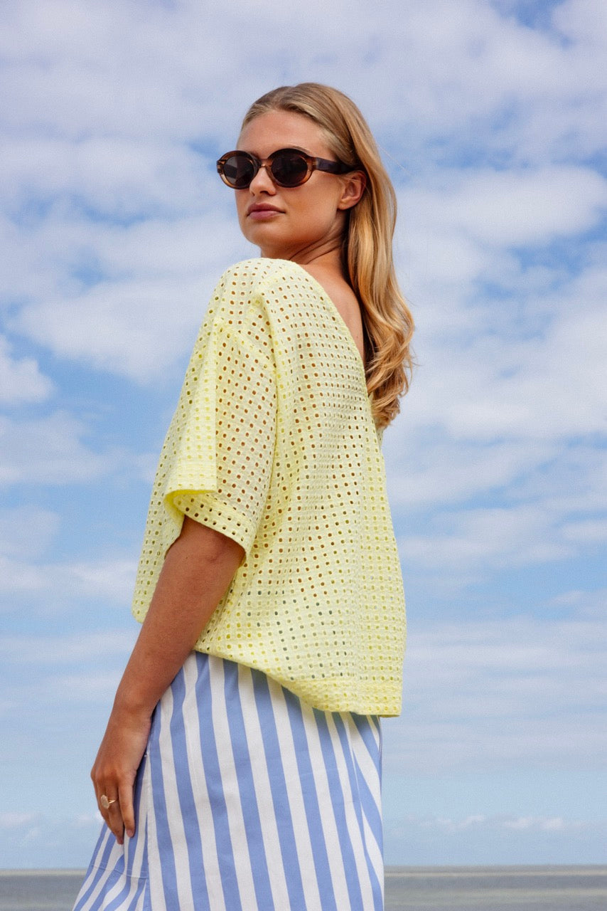 Dames blouse geel met V broderie | Reversible | Emilie
