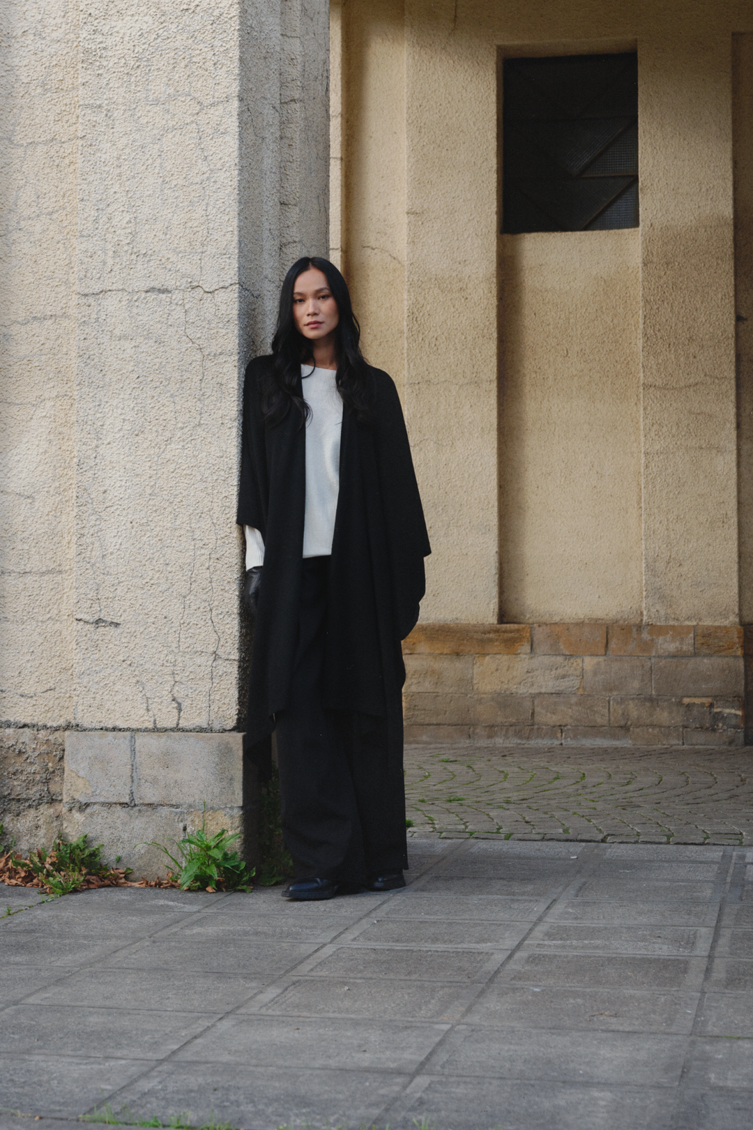 Dames Cape Chloe in cashmere mix zwart