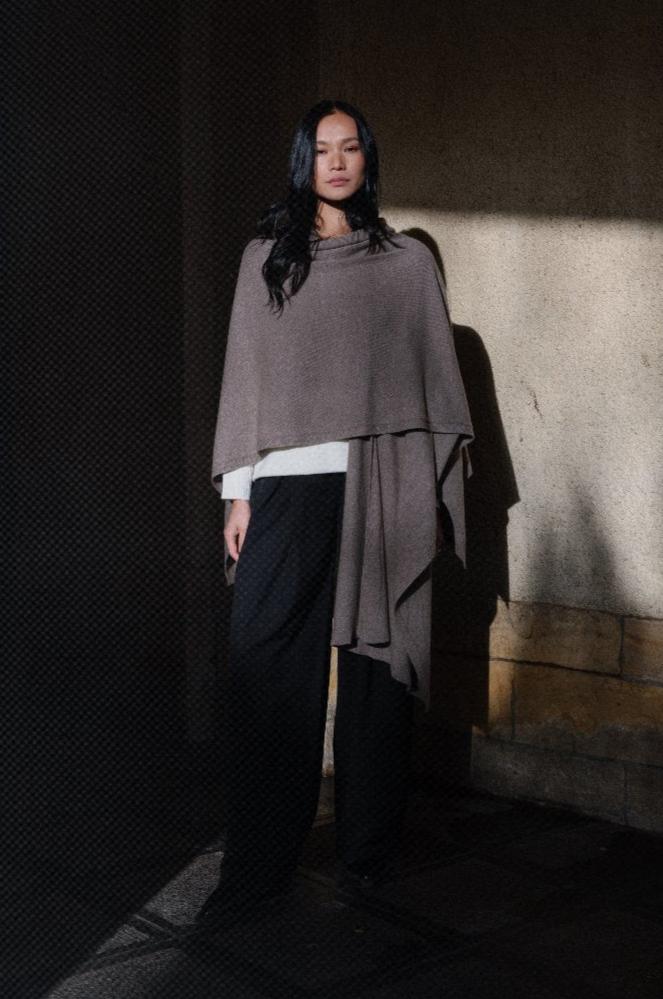 Dames Cape Chloe in cashmere mix taupe