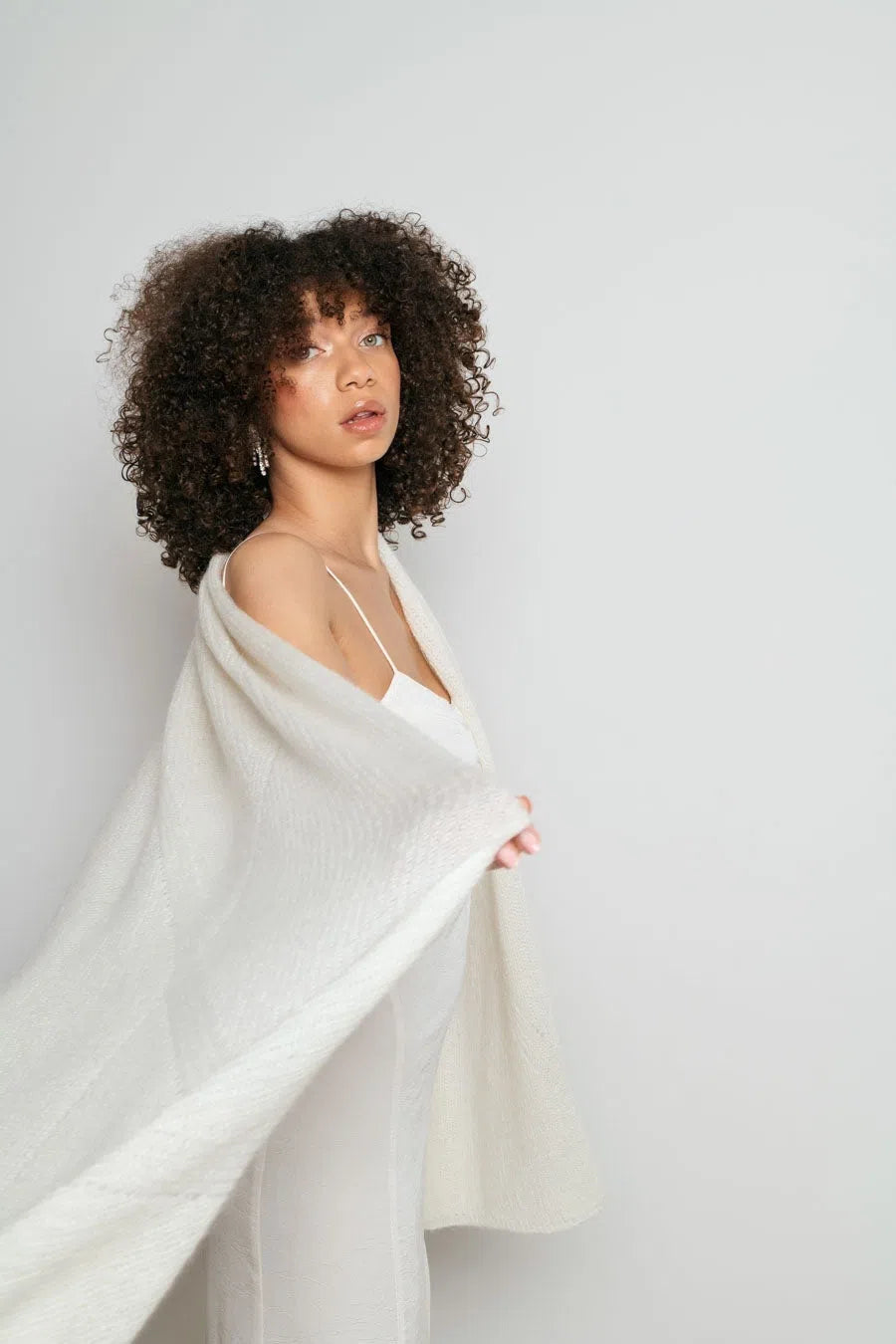 Elegantie met onze witte dames sjaals in bridal white of milk!
