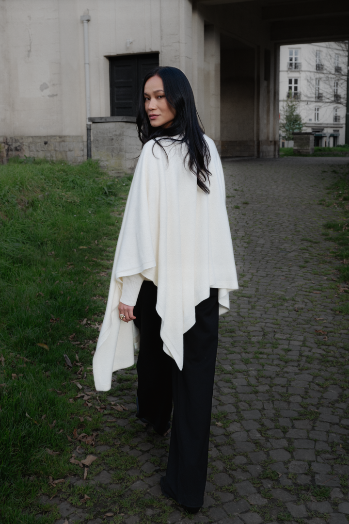 Dames Cape Chloe in cashmere mix wit