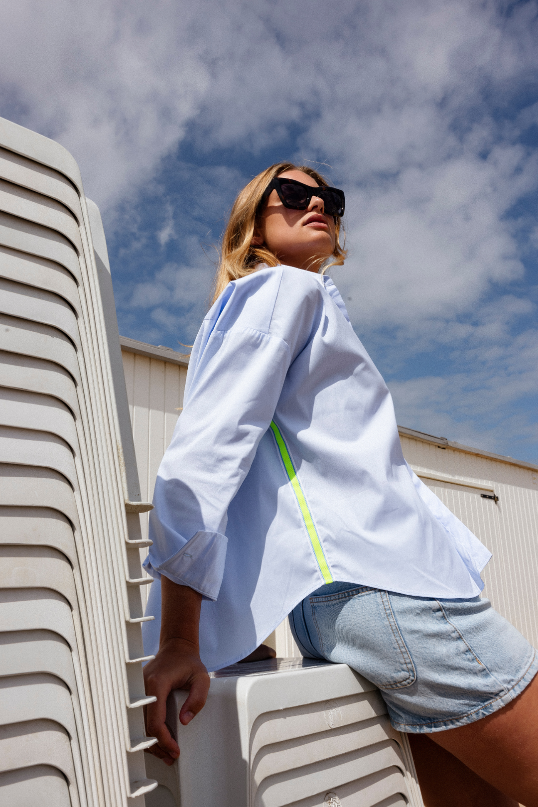 Dames blouse lichtblauw met fluo detail