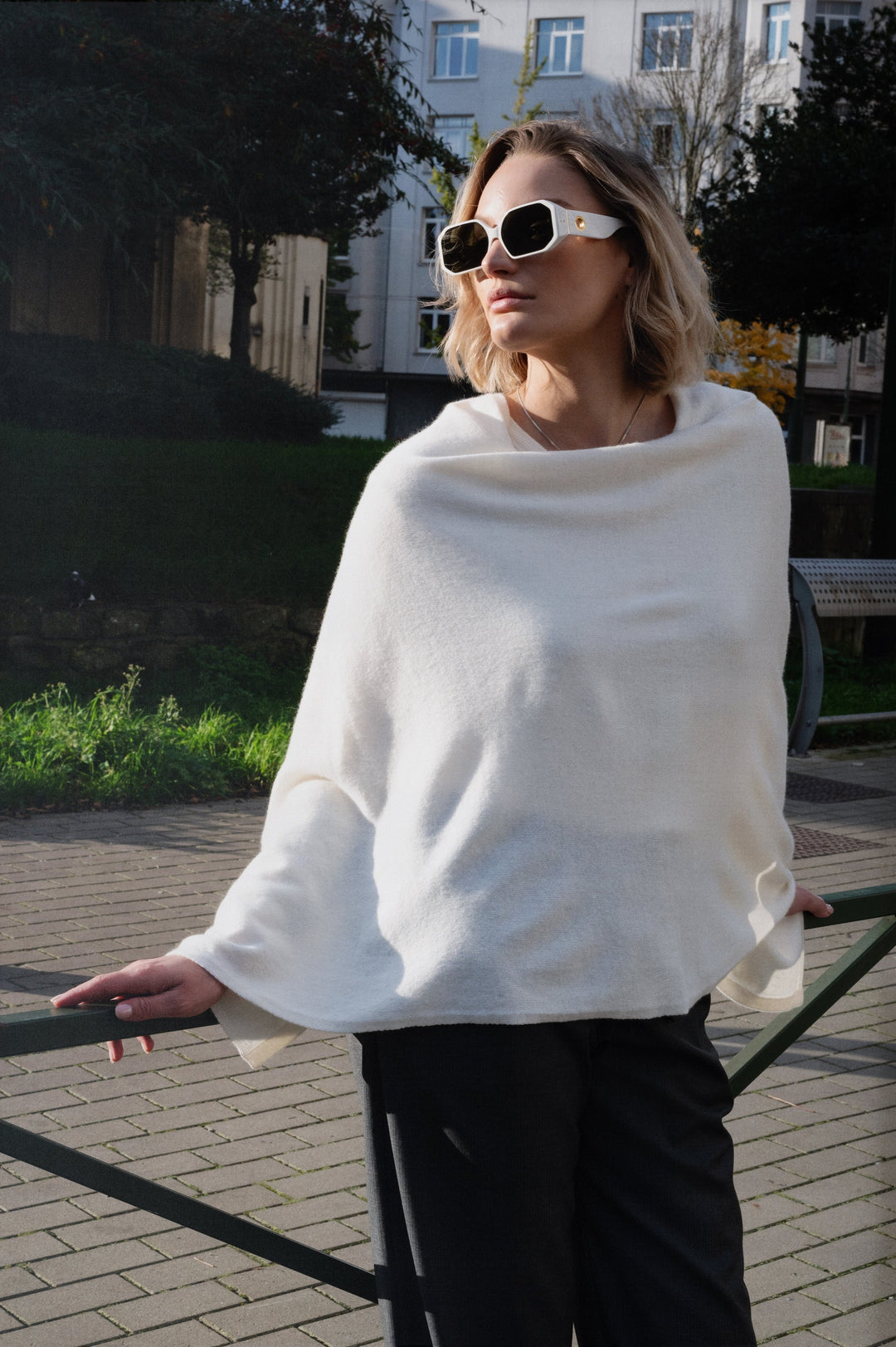 Dames asymmetric knit cape cashmere wit | Aline